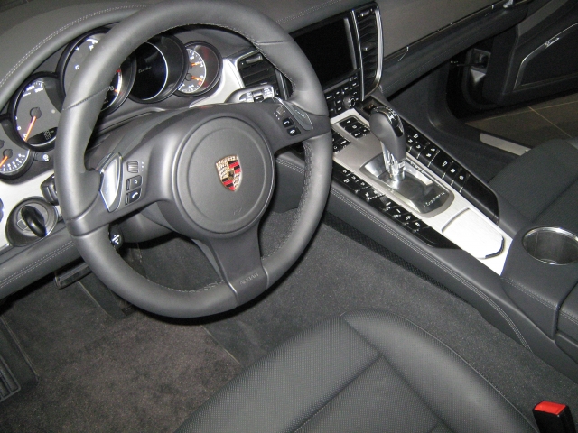 Luxul nu ia in seama criza: 6 comenzi pentru Porsche Panamera, model de 100.000 euro - Foto 8 din 20