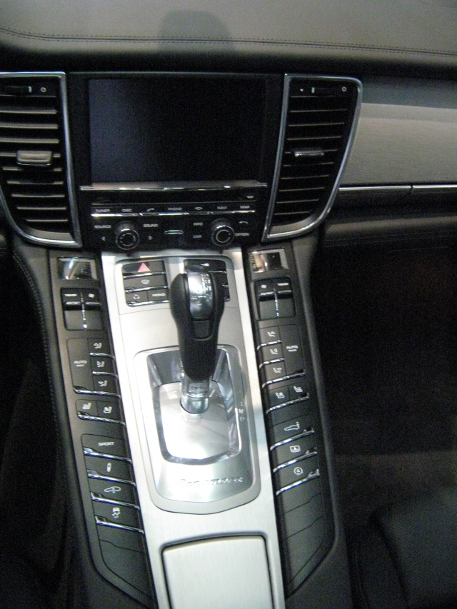 Luxul nu ia in seama criza: 6 comenzi pentru Porsche Panamera, model de 100.000 euro - Foto 10 din 20