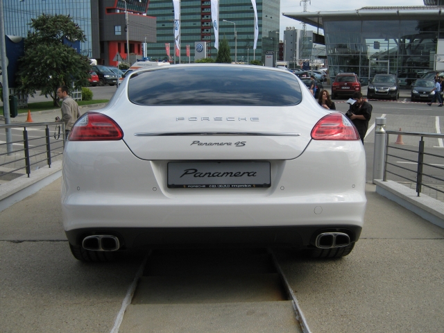 Luxul nu ia in seama criza: 6 comenzi pentru Porsche Panamera, model de 100.000 euro - Foto 18 din 20