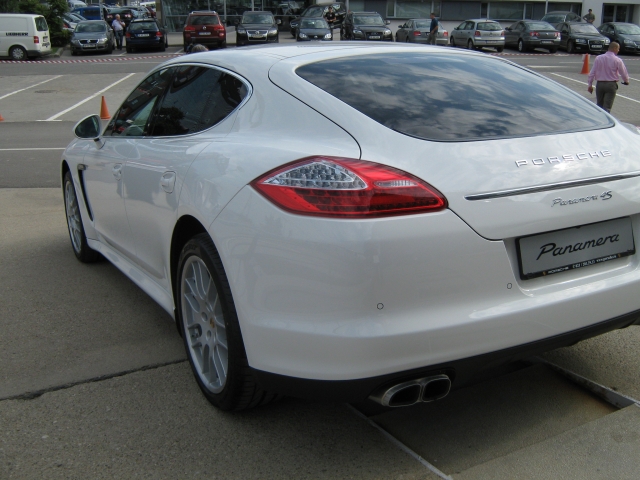 Luxul nu ia in seama criza: 6 comenzi pentru Porsche Panamera, model de 100.000 euro - Foto 19 din 20