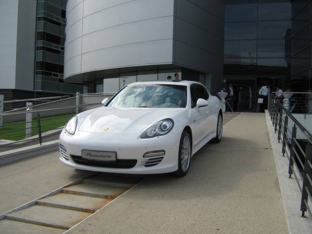 Luxul nu ia in seama criza: 6 comenzi pentru Porsche Panamera, model de 100.000 euro - Foto 16 din 20