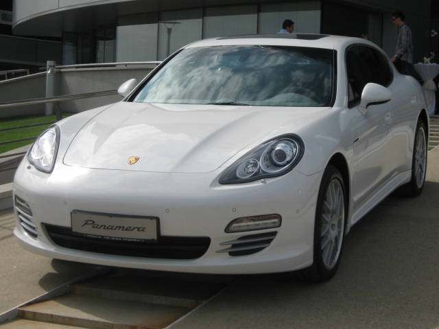 Luxul nu ia in seama criza: 6 comenzi pentru Porsche Panamera, model de 100.000 euro - Foto 17 din 20