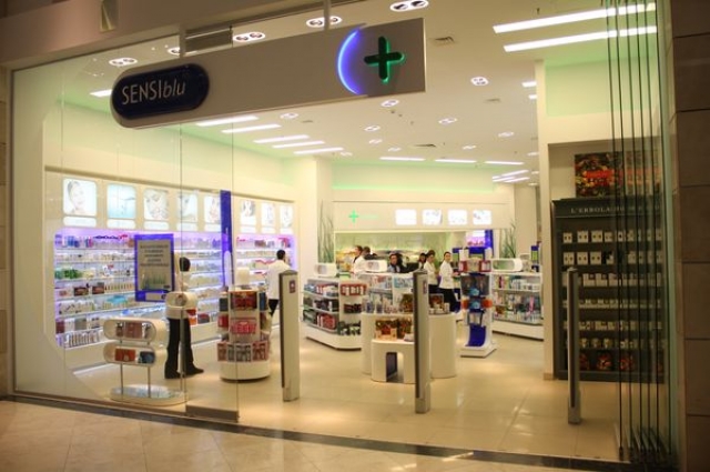 Cum arata o farmacie de mall: Multe cosmetice si mai putine medicamente - Foto 1 din 8