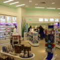 Cum arata o farmacie de mall: Multe cosmetice si mai putine medicamente - Foto 2 din 8