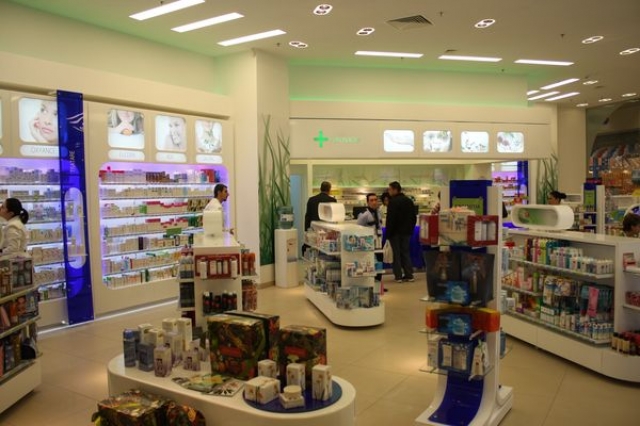 Cum arata o farmacie de mall: Multe cosmetice si mai putine medicamente - Foto 2 din 8