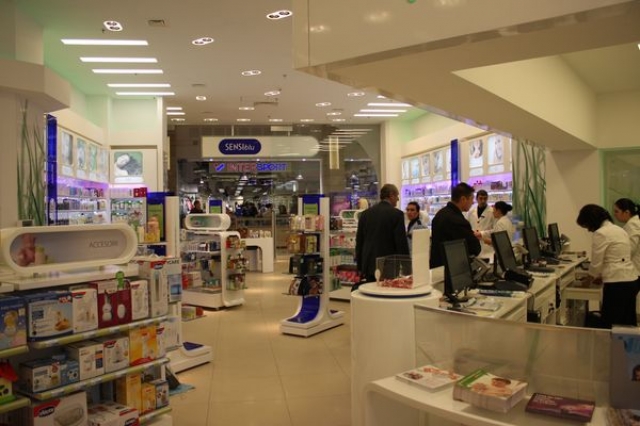 Cum arata o farmacie de mall: Multe cosmetice si mai putine medicamente - Foto 3 din 8