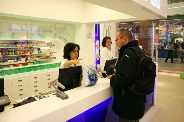 Cum arata o farmacie de mall: Multe cosmetice si mai putine medicamente - Foto 7 din 8