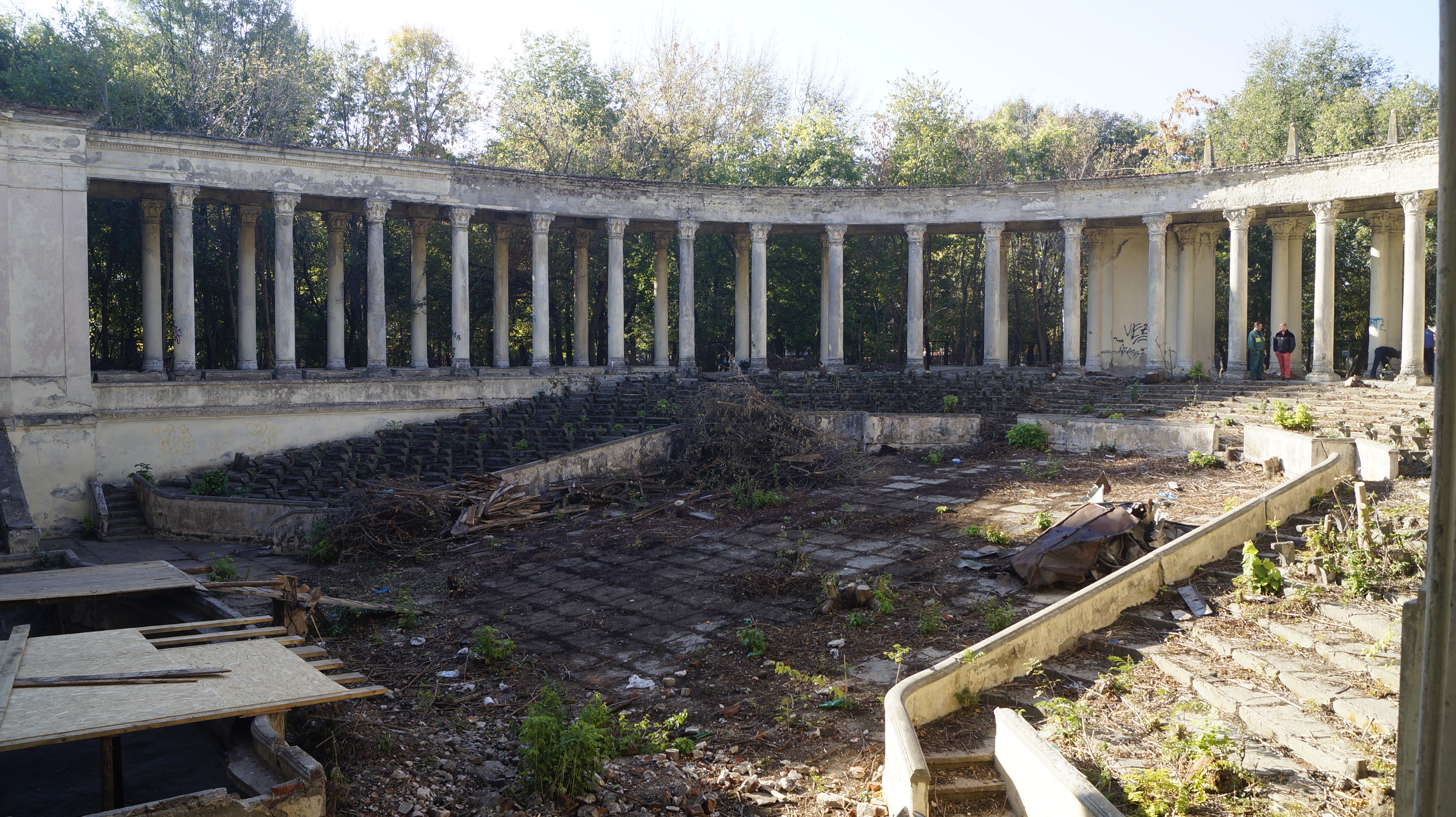 Reportaj] Ruinele Teatrului de Vara din parcul Bazilescu intra in curatenie  si reparatii