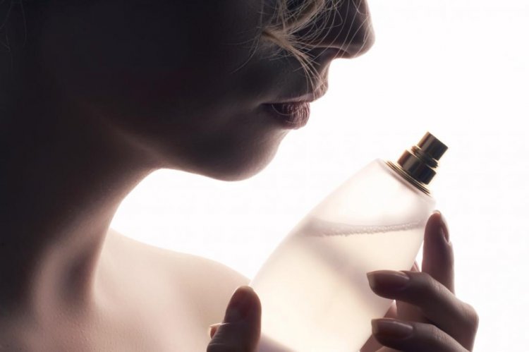 4 lucruri de care poti tine cont atunci cand vrei sa optezi pentru cel mai potrivit parfum pentru tine