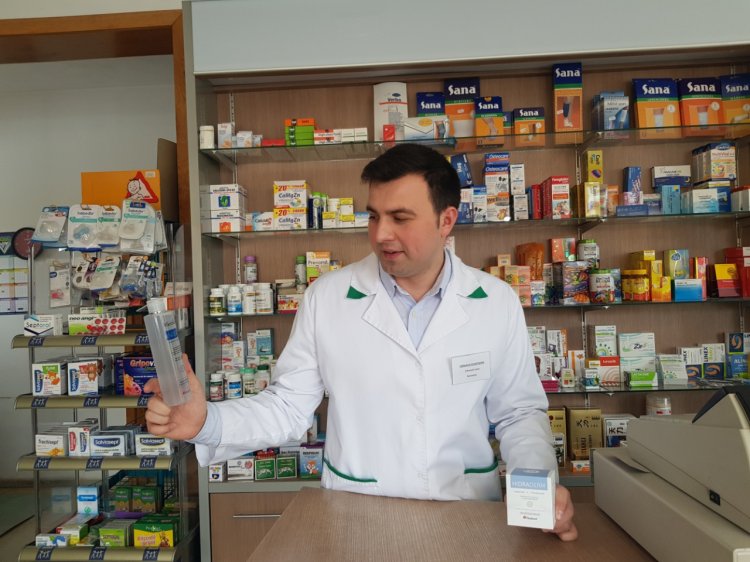 Povestea de succes a unui tânăr farmacist român. La 28 de ani, are propria linie de produse dermato-cosmetice şi concurează