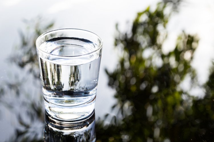 Beneficiile apei alcaline și cum să o obții la tine acasă
