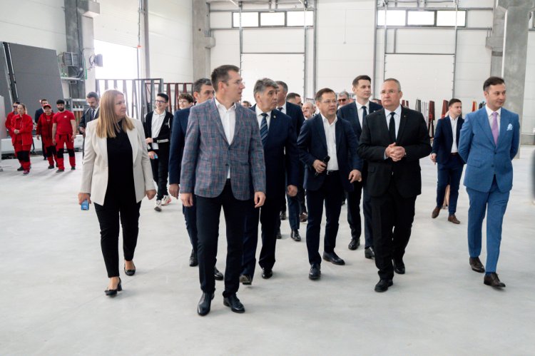 Premierul Nicolae Ciucă a vizitat compania Termoplast, unul dintre cei mai importanți producători de tâmplărie PVC