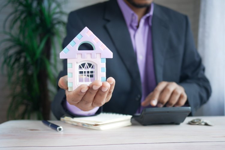 Ce costuri implică achiziționarea unei case prin credit imobiliar?